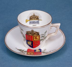 Porcelánový šálek a podšálek z Plymouthu připomínající jubileum královny Viktorie, 1887 (porcelán)